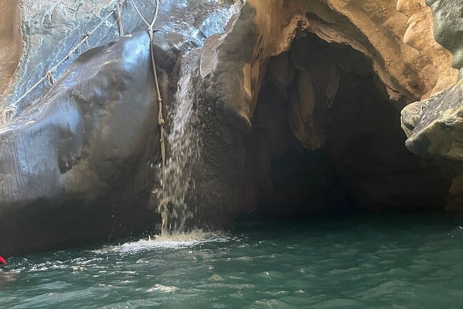2 Days Private Wadi Shab Tour in Desert Safari - Camp Comfort, Meals, and the Desert Practicalities