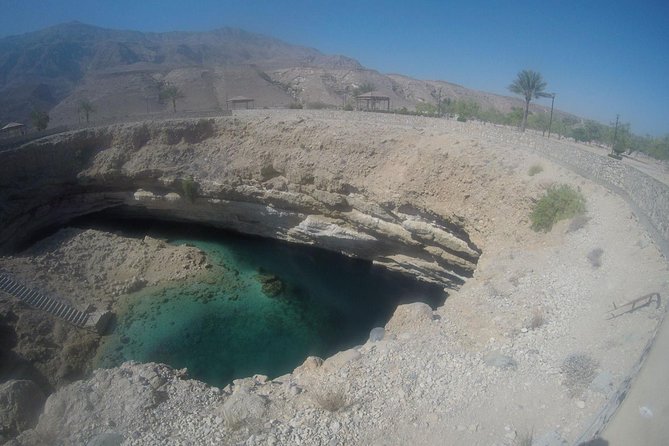 5 Days Package TOUR DINA - Day 4: Nizwa Souq at 05:00, Nizwa Fort timing risk, then Jebel Shams Grand Canyon walks