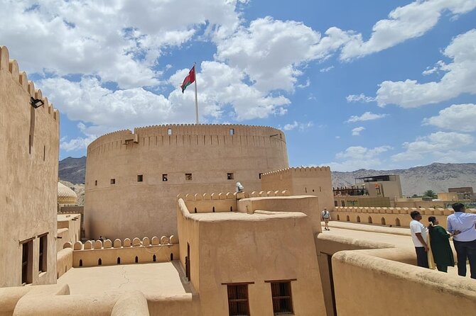 Full-Day Nizwa Fort, Bahla Fort and Jabreen Castle Private Tour - Your transport day: 4WD pickup, bottled water, and pacing for 7 to 8 hours