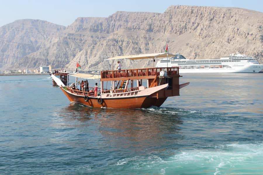 Khasab: Half-Day Dhow Cruise, Dolphin Watching, & Snorkeling - Refreshments and the crew touchpoints that people remember