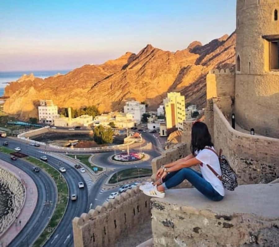 Muscat life and local culture city tour - Omani food break: karak tea, bread, cheese, and chips