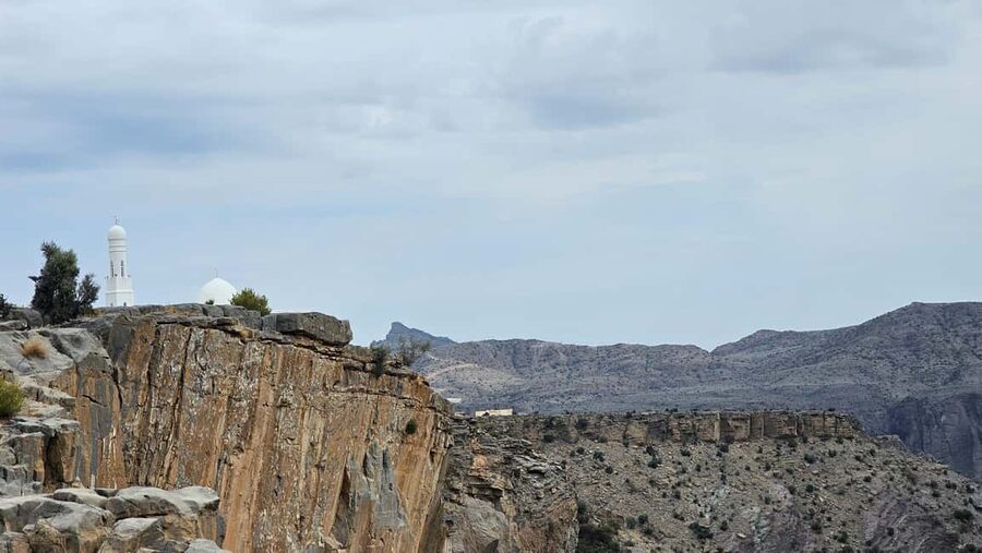 Muscat: Nizwa and Al Jabal Al Akhdar Private Tour with Lunch - Jebel Akhdar: easy trails near Al Aqar and Al Eayin, plus rose-water insights