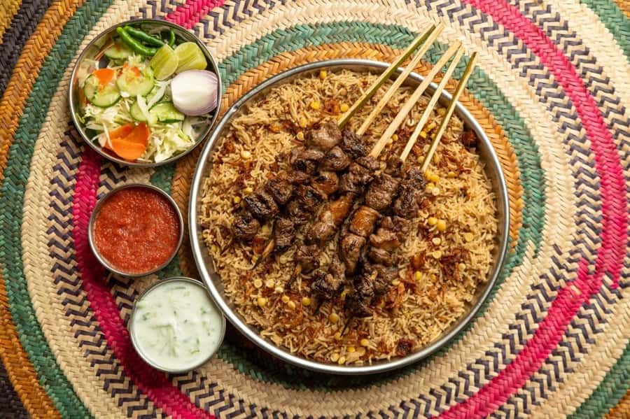 Muscat: Omani Food Tour with Shuwa & Halwa - Tea and Coffee With Spices and Rose Water, the Omani Mood Setter