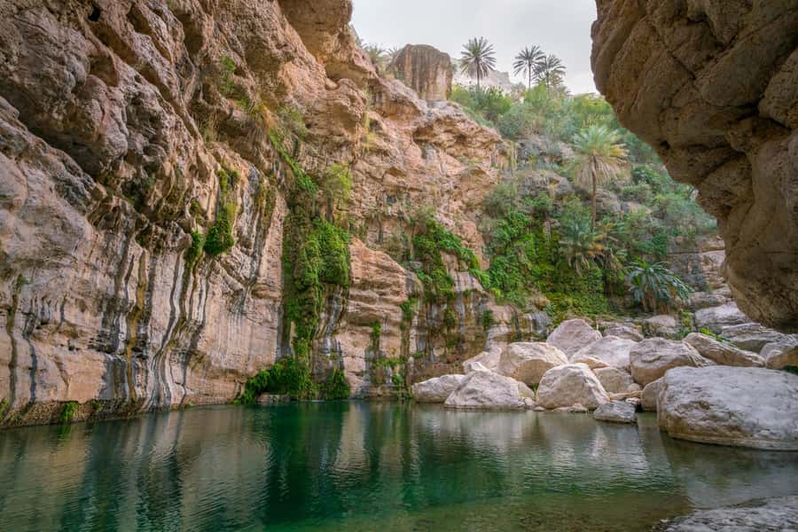 Muscat: Wadi Mibam Private Full Day Tour by 4x4 car - Wadi Tiwi photo stop and lunch: the calm middle of a wild valley day