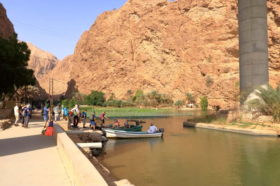 Muscat: Wadi Shab and Bimmah Sinkhole Full-Day Tour - Lunch break at the middle of the day