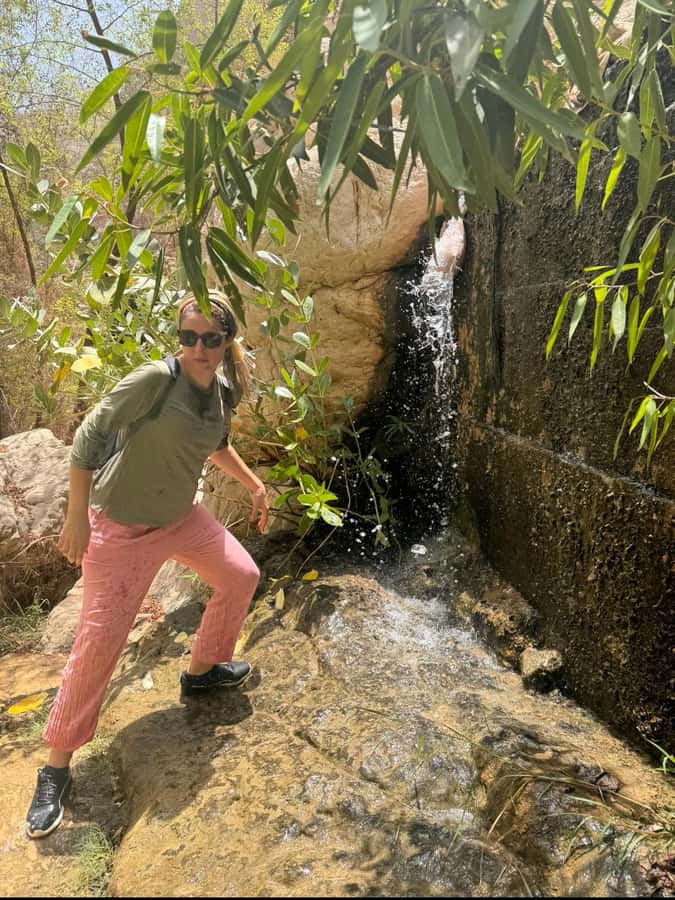 Muscat: Wadi Shab & Bimmah Sinkhole Tour with Pickup & Lunch - The Wadi Shab Walk: Waterfall Views, Caves, and Farmer Stories