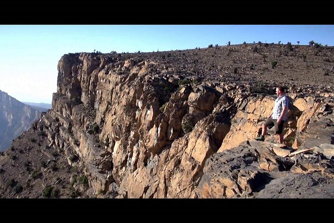 Nizwa and Jabl Shams private and custom tour - The drive toward Jebel Shams: Wadi views and the color-rug stop