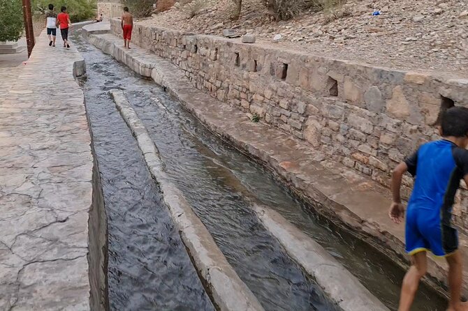Private Day-Tour in Nizwa and Jebel Akhdar - The Guide Factor: Personalized Pace and Off-Route Meaning