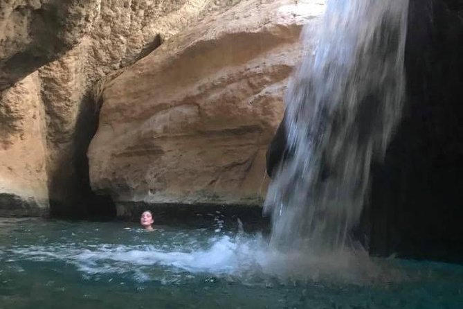 Private Day Trip to Wadi Shab & Bimmah Sinkhole Price Up To 5 Persons - Bimmah Sinkhole: turquoise lake meets limestone geology