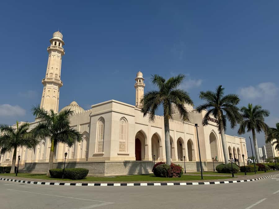 Salalah City Tour: Discover the Best of Oman’s Coastal Gem - Sultan Qaboos Mosque, what to wear and what to notice