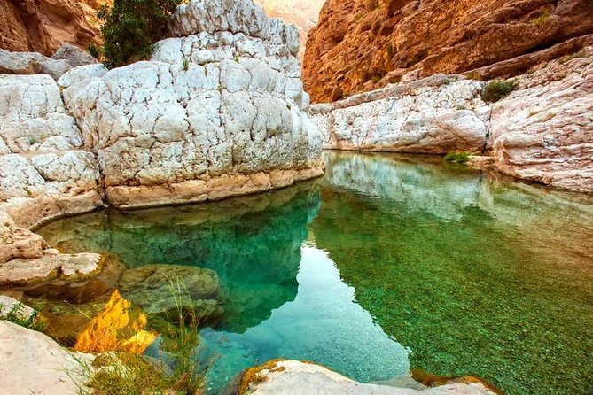 Wadi shab and Sinkhole adventure - The sinkhole adventure stop: variety without turning the day into chaos
