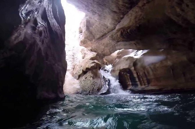 Wadishab and Bhima Sink Hole (Sharing Tours - Guide energy and the ride between Oman’s stops